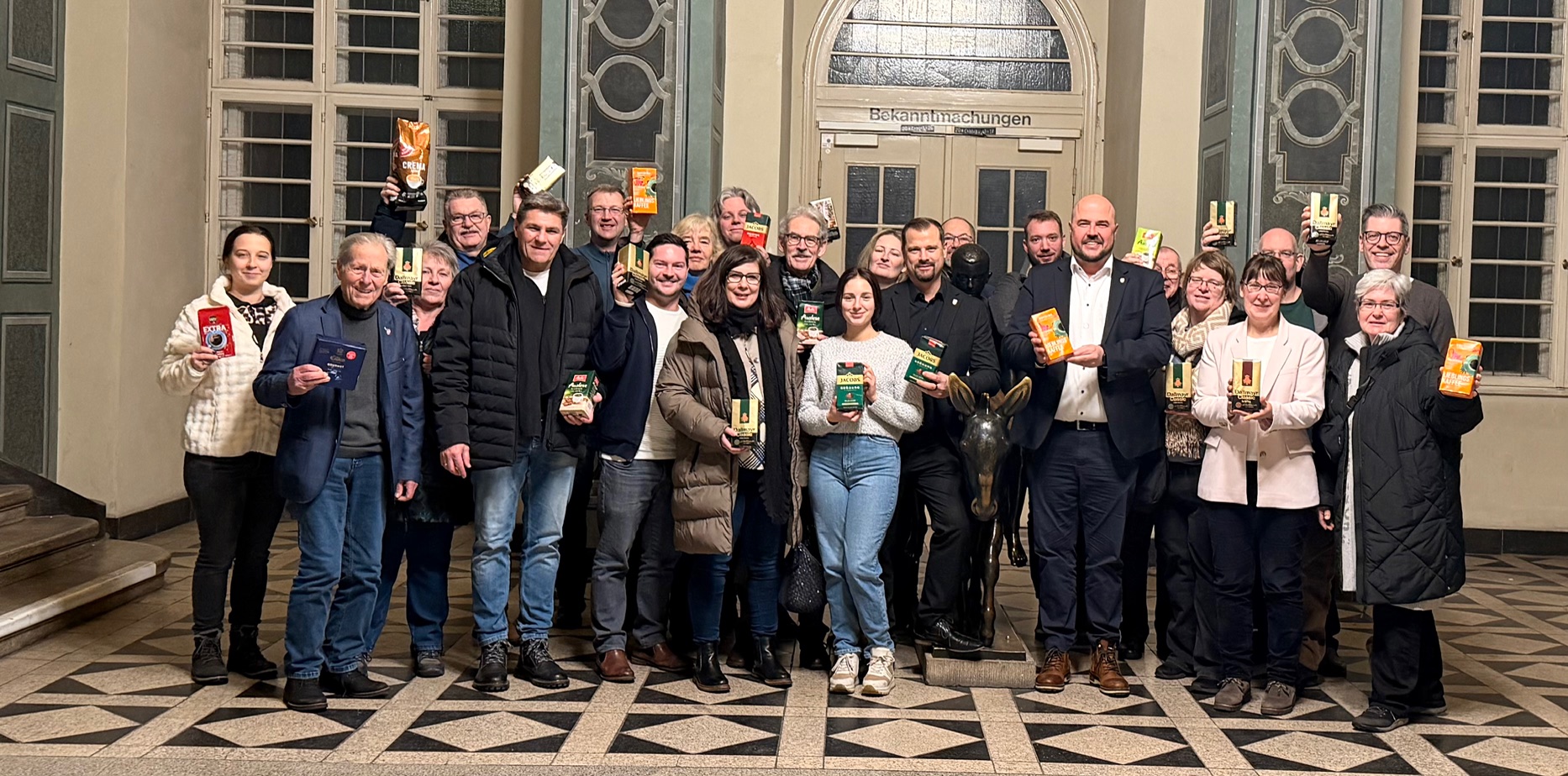 Unterst�tzung f�r die Kaffeewette 2026: Bezirksb�rgermeister Frank Bewig zusammen mit Arndt Mei�ner, Fraktionsvorsitzender der CDU-Spandau, Stadtr�tin Tanja Franzke, Bettina Mei�ner, MdA sowie weiteren CDU-Mitgliedern der BVV Spandau und B�rgerdeputierten